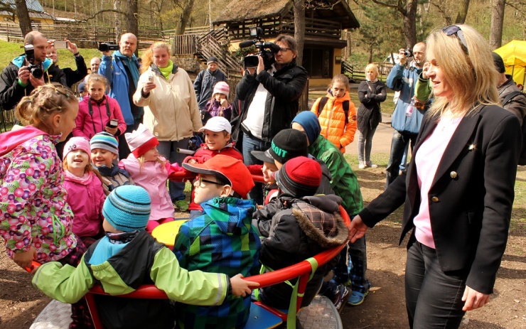 Jako první roztočila kolotoč s dětmi ředitelka zooparku Iveta Rabasová. Zdroj: ČEZ severní Čechy